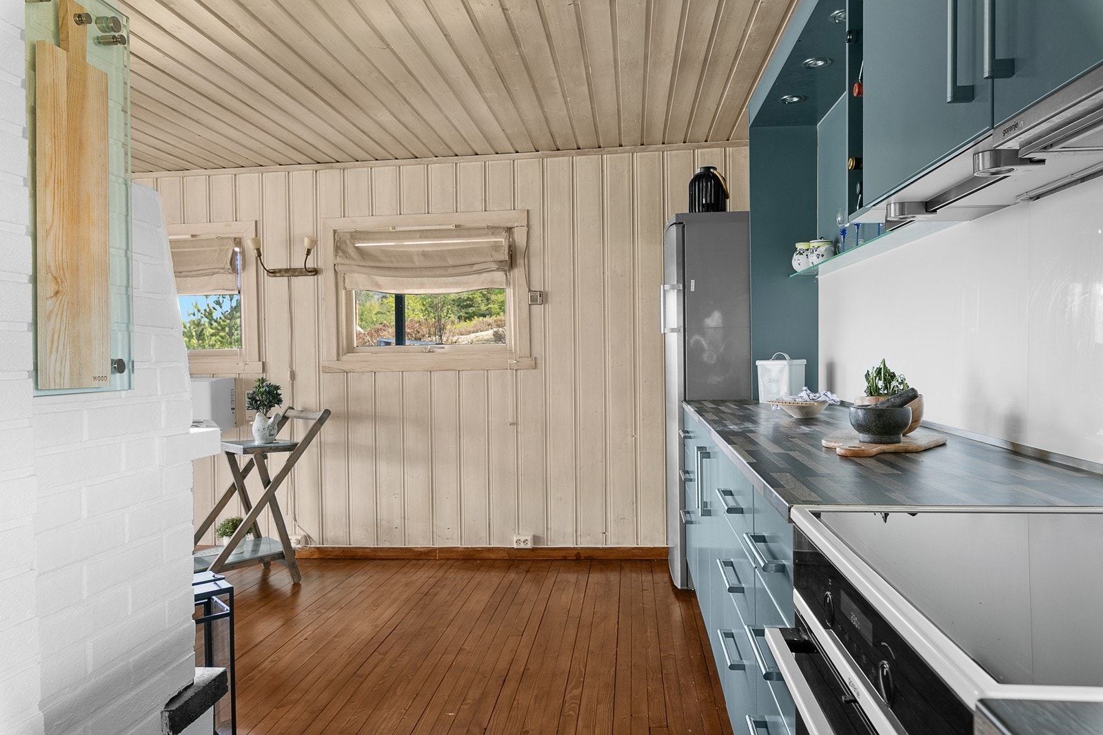 Benkeplate er av laminat. Galleribilde