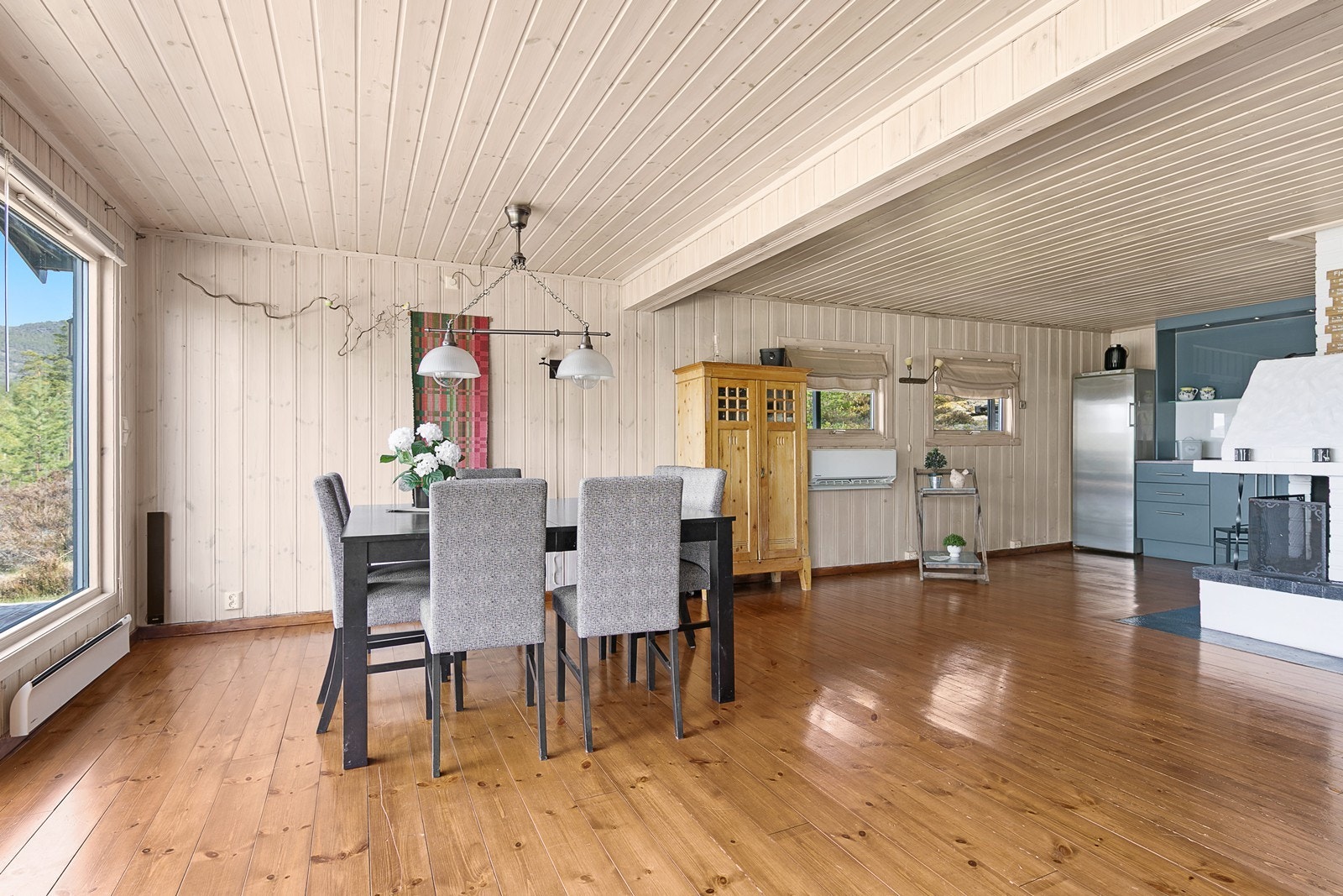 I spisestuedelen er det god plass til spisebord/langbord for middagsselskaper og servering. Åpen løsning inn mot kjøkkenet. Galleribilde