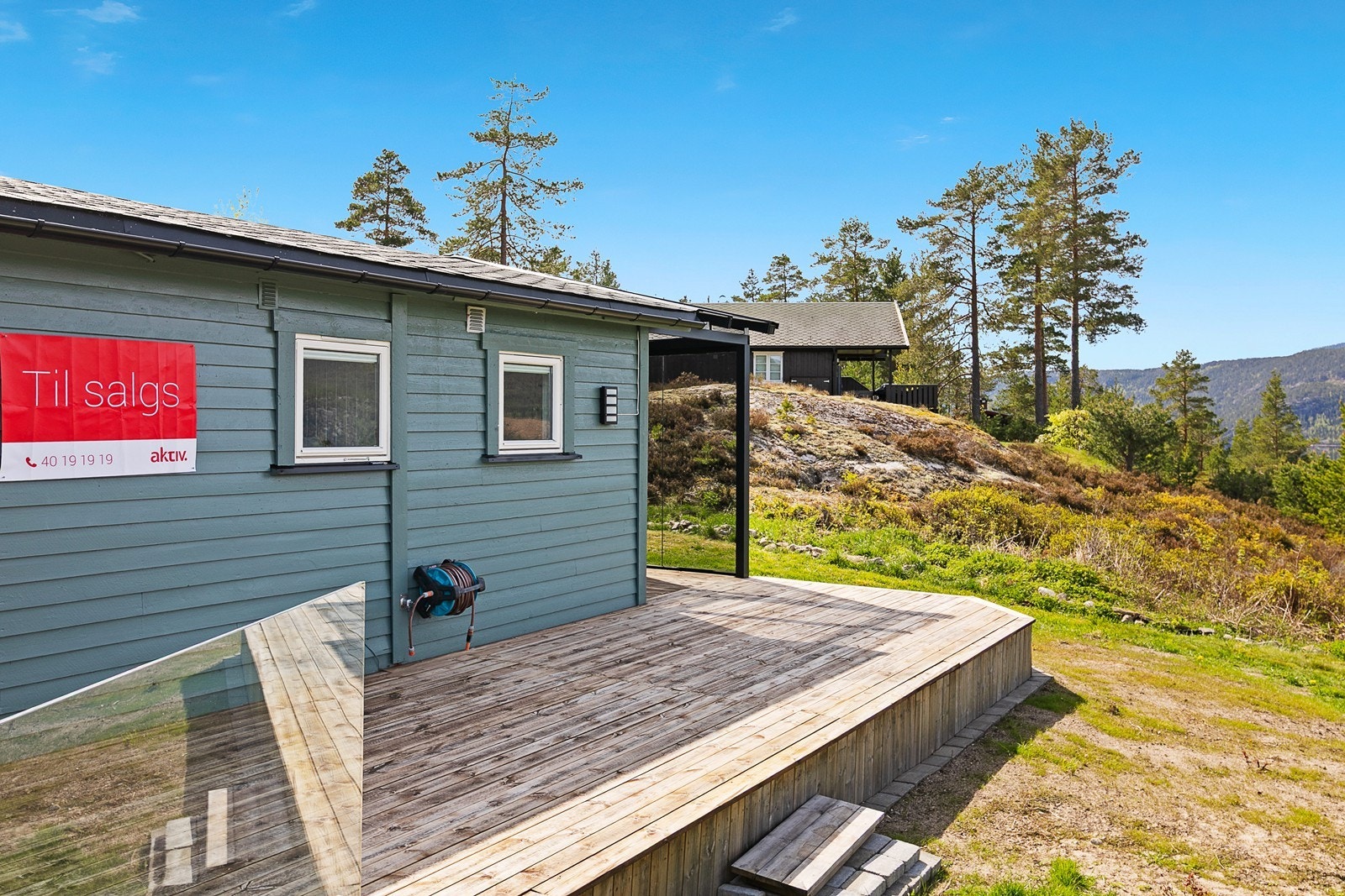 Rundt hytta finner du en romslig platting med rikelig plass til både komfortable utemøbler og personlig utepynt - perfekt for avslapning og hyggelige sammenkomster. Galleribilde