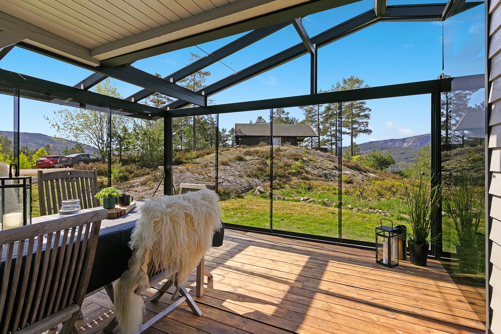 I tillegg får du en romslig, innglasset balkong som lar deg nyte utelivet i ly for vær og vind - året rundt. Galleribilde