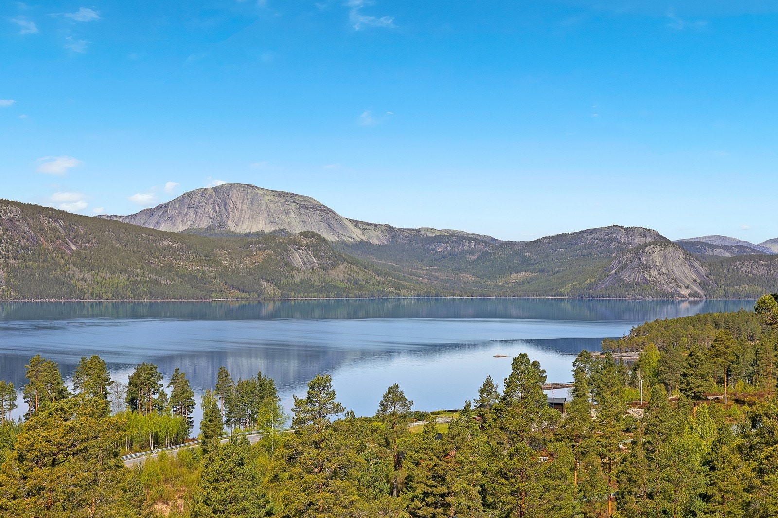 Fra eiendommen kan du nyte en fredelig og uforstyrret utsikt mot mektige Hægefjell og den vakre innsjøen Nisser. Galleribilde