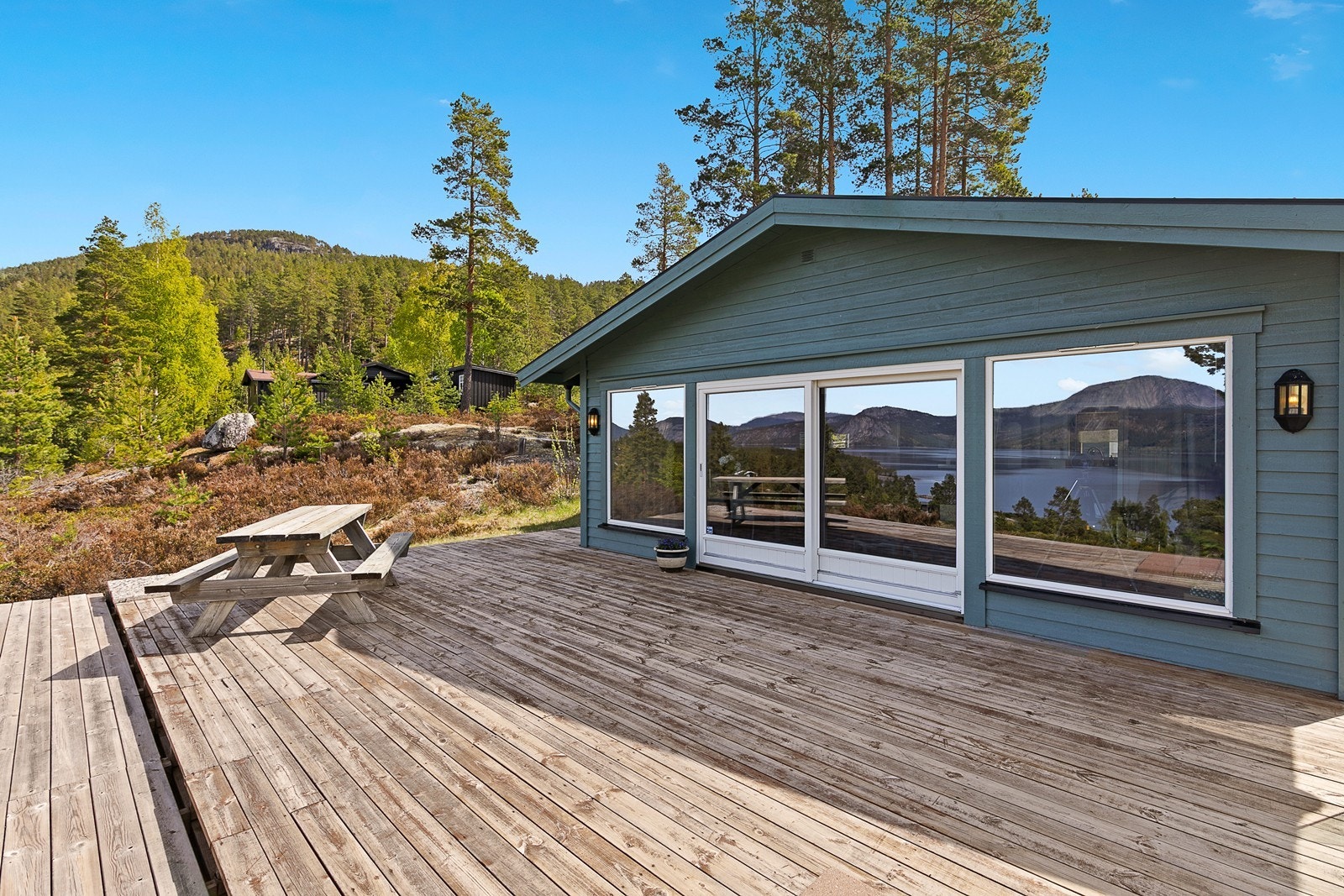 Fra stuen har du 4 store vindusflater som lar deg ta inn omgivelsene. Galleribilde