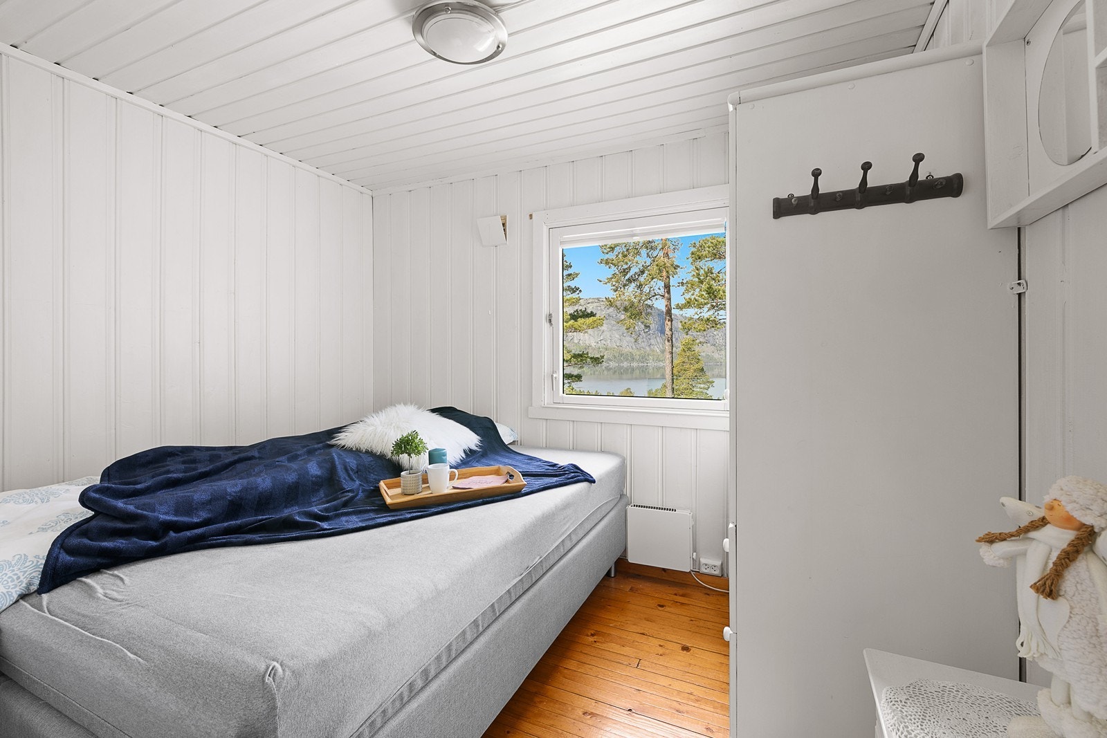 På hytten er det tre soverom av ulike størrelser. Det kommenteres fra takstmann at to av tre soverom har en mangel på krav til tilfredstillende rømningsveier. For å oppnå forskriftmessig sikkerhet anbefales det etablering av godkjente rømningsløsninger. Galleribilde