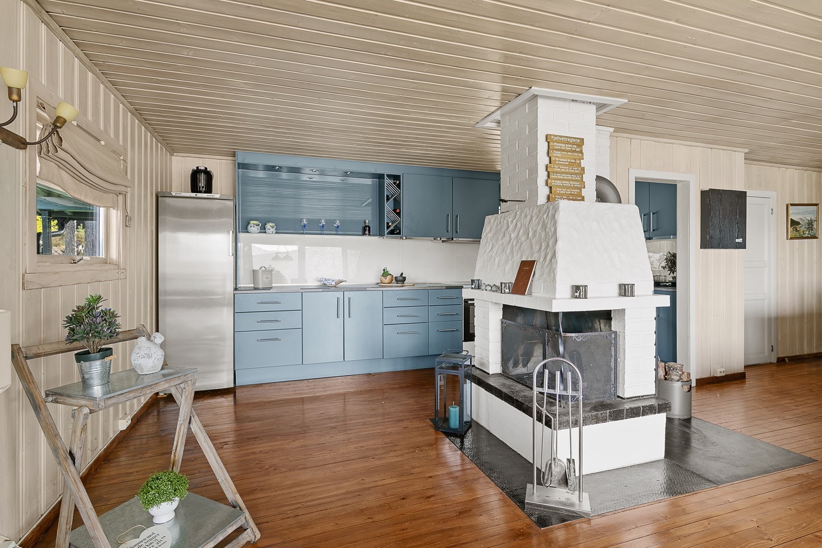 Sentralt i hytta er en peis som varmer godt i vintermånedene. Galleribilde