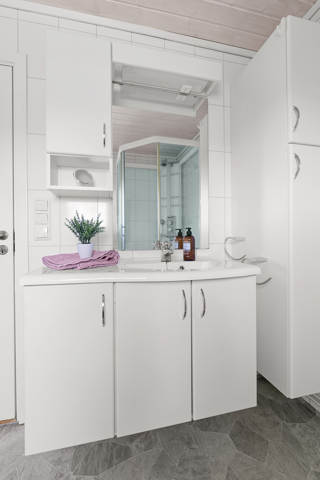 Her har du godt med lagringsplass i over og underskaper, samt høyskap. Galleribilde