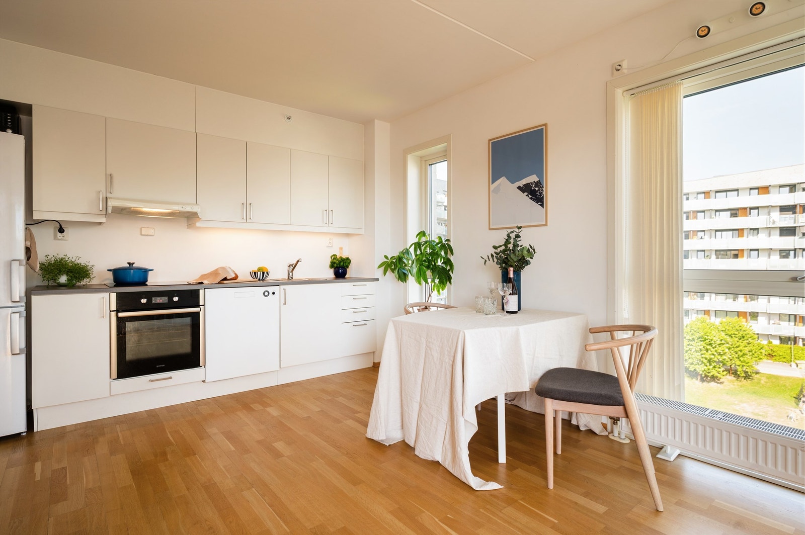 Tidløst kjøkken fra byggeår i praktisk åpen løsning. Hvitevarer medfølger. Galleribilde