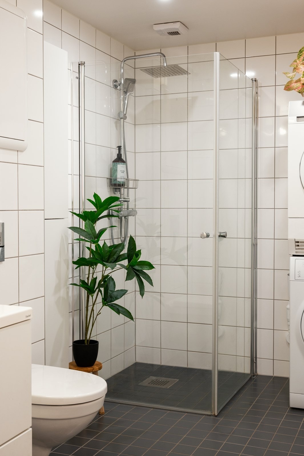 Vannfallsdusj og opplegg for både vaskemaskin og tørketrommel. Varmekabler i gulv. Galleribilde