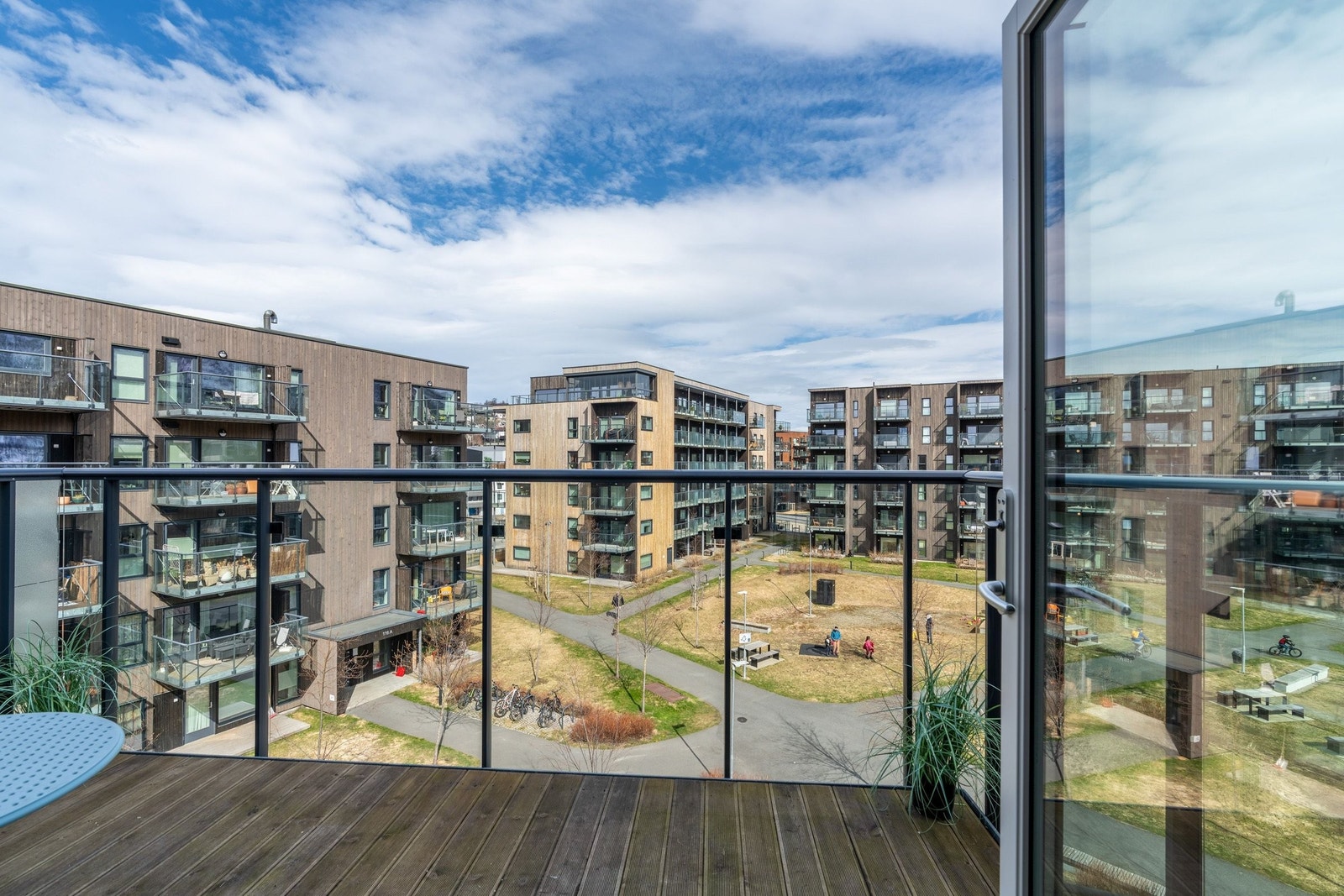 Oppvarmede og snøfrie gangstier i parken på vinterstid. Galleribilde
