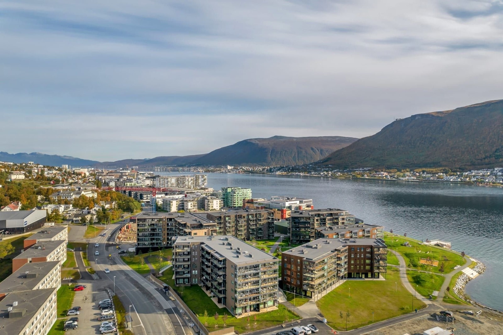 Bjerkaker sjøpark har ett felles parkanlegg som gir veldig gode rekrasjonsmuligheter.
Her kan man spasere langs sjøen til sentrum og Tegrafbukta. Galleribilde