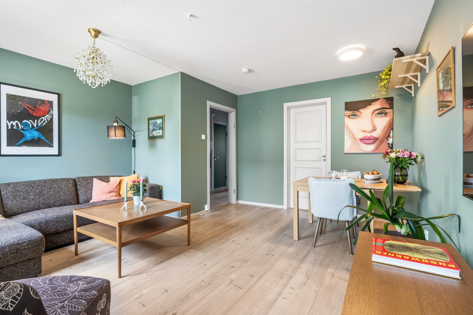 I stuen er det plass til å inrede både spisebord og sofa. Galleribilde
