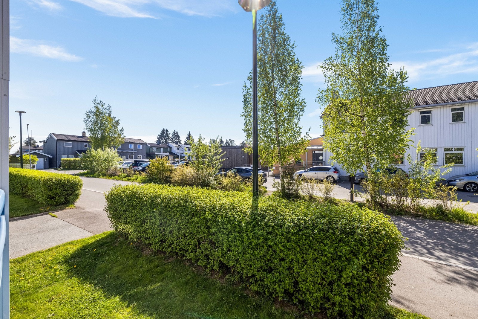 Hyggelig utsyn fra balkongen utover et rolig nabolag. Galleribilde