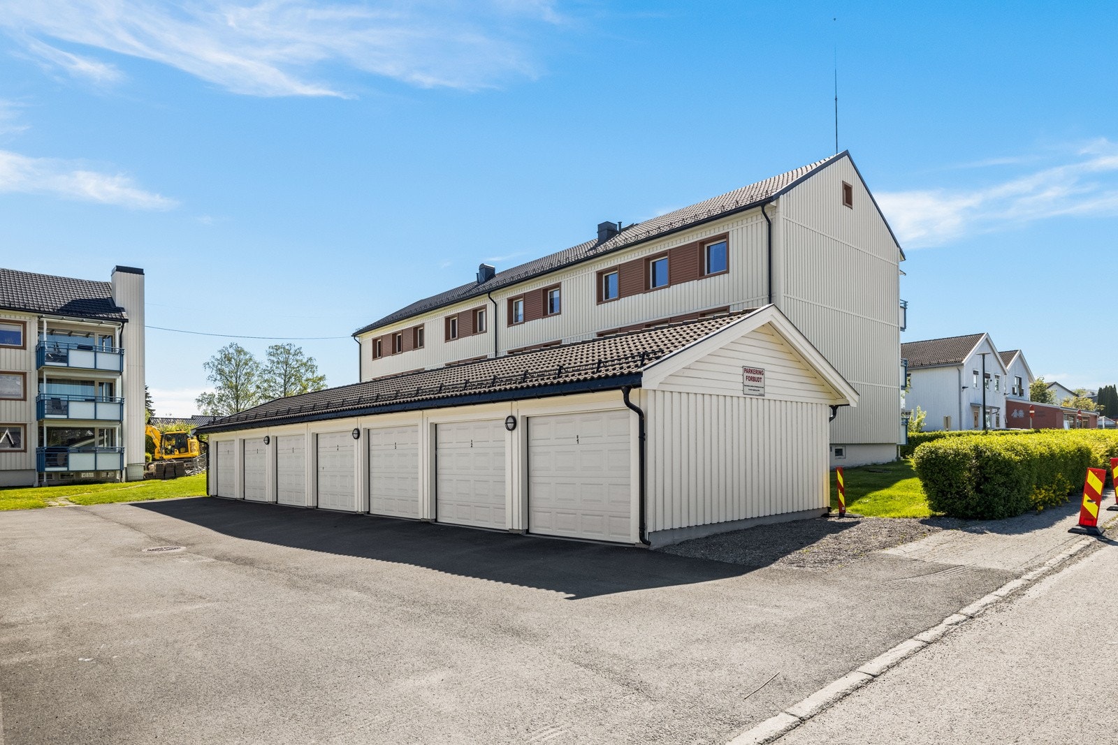Det medfølger garasje i rekke, med elektrisk port og lagringshems. Galleribilde