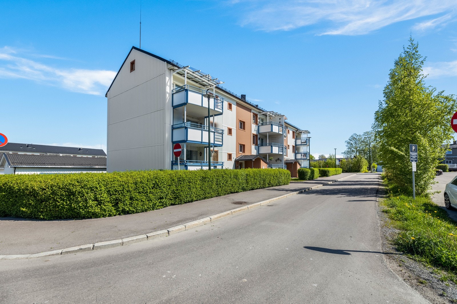 Borettslaget ligger tilbaketrukket og likevel sentralt i Strømmen, men kort vei til butikker, skole, barnehage, buss og tog for å nevne noe. Galleribilde