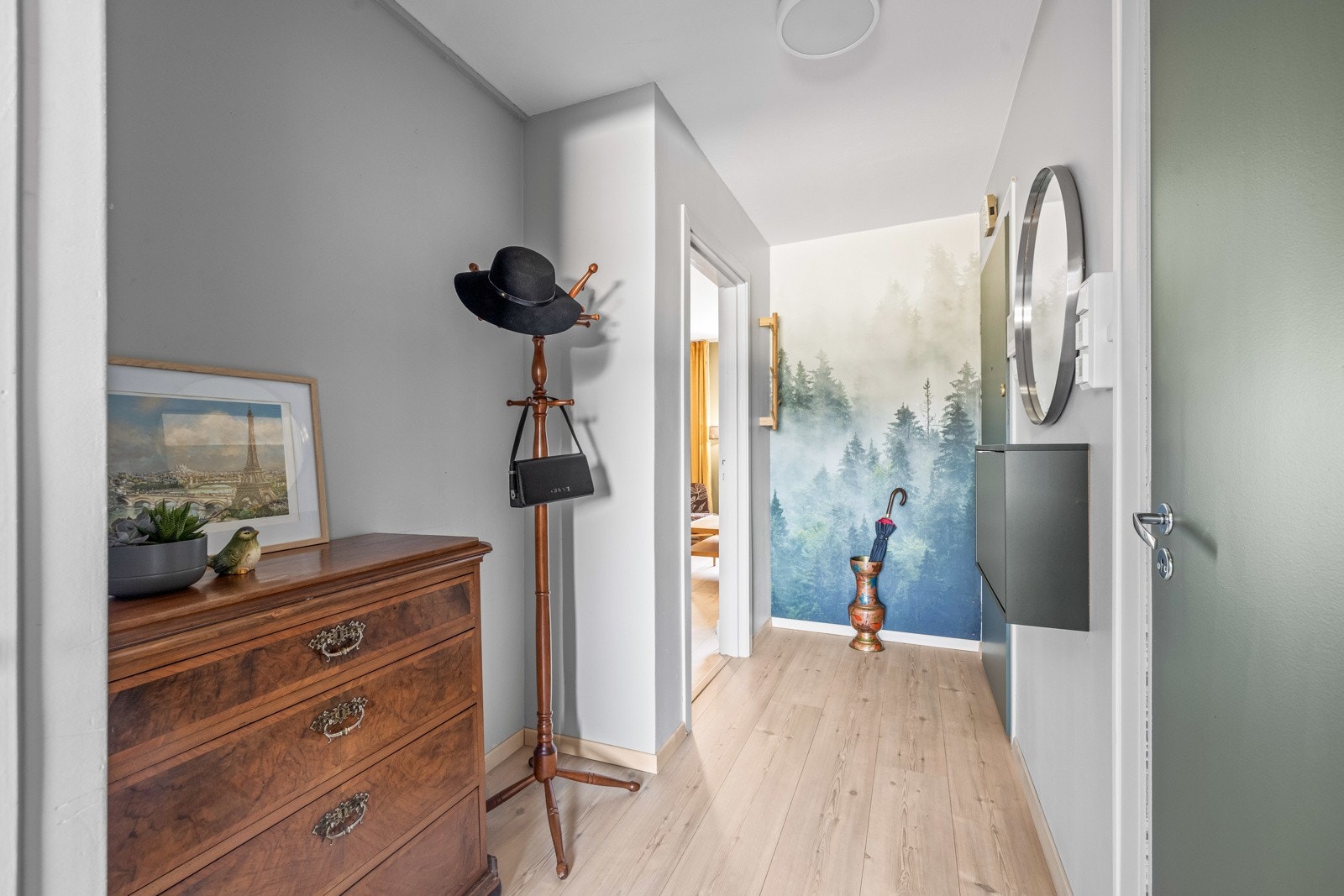 Hyggelig entré med plass til å henge fra seg jakke og plassere skoene. Gulvet har underliggende varmefolie. Galleribilde