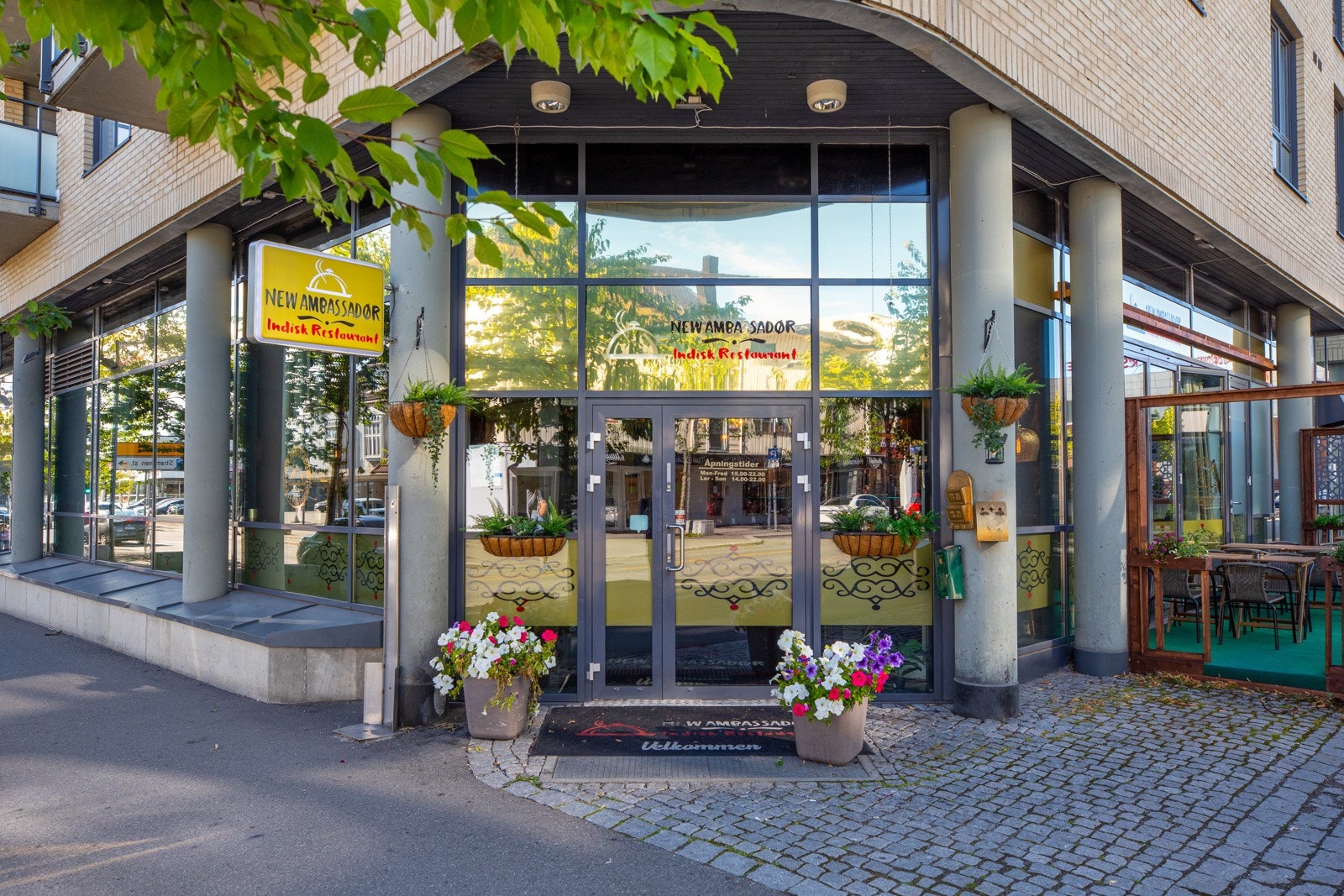 Flere populære restauranter i nabolaget, her ved New Ambassadør. Galleribilde