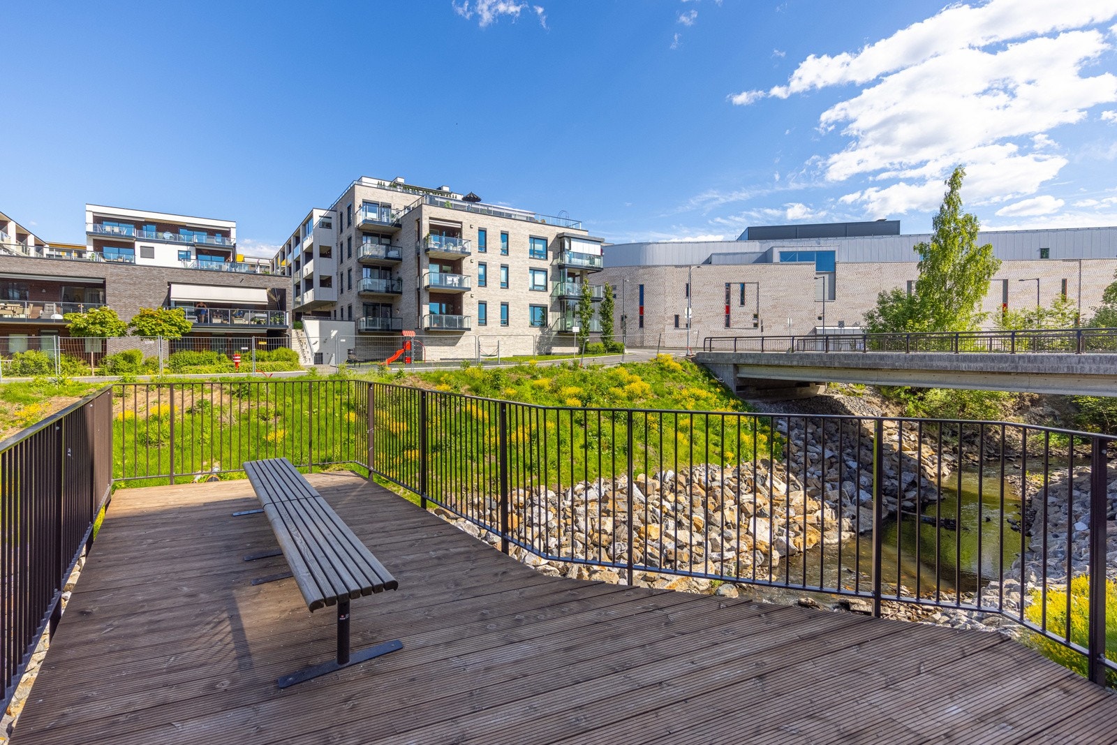 Det er etablert fine fellesområder og turstier langs Sagelva. Galleribilde
