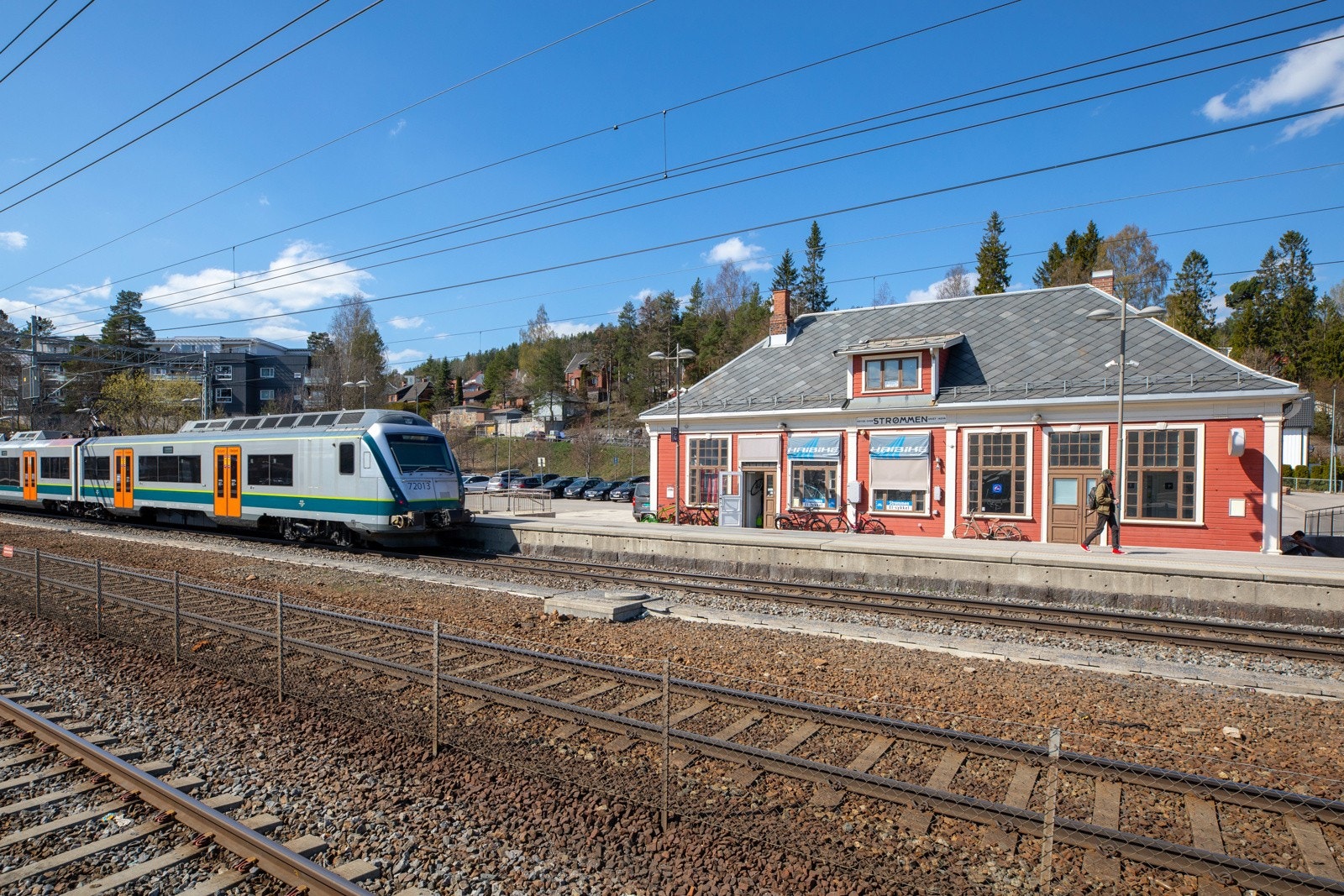 Det er gangavstand til Strømmen stasjon. Toget til Oslo S bruker ca. 20 minutter - helt uten kø. Galleribilde