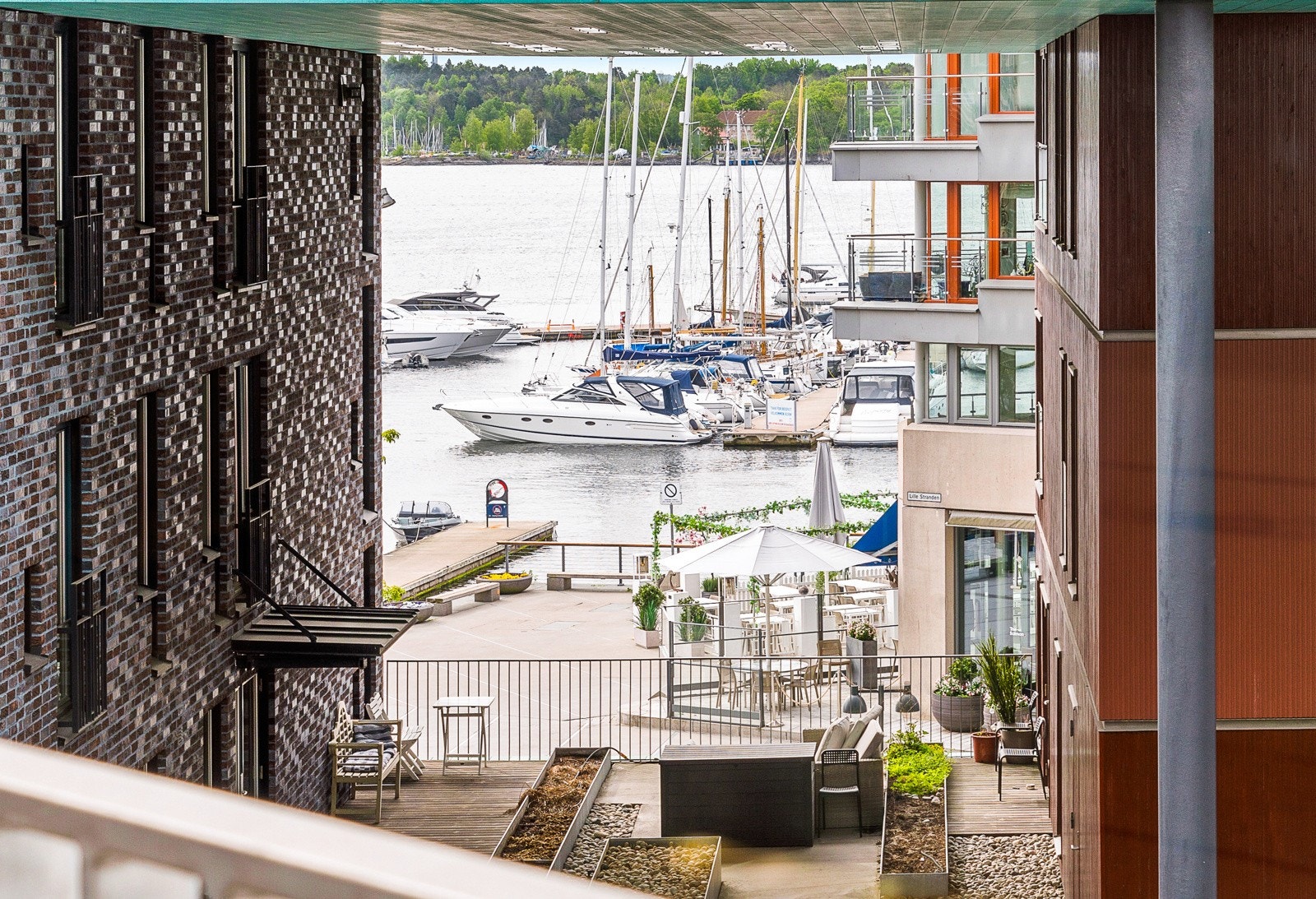 Fra balkongen har du pent utsyn mot vannet og over fellesarealene. Galleribilde