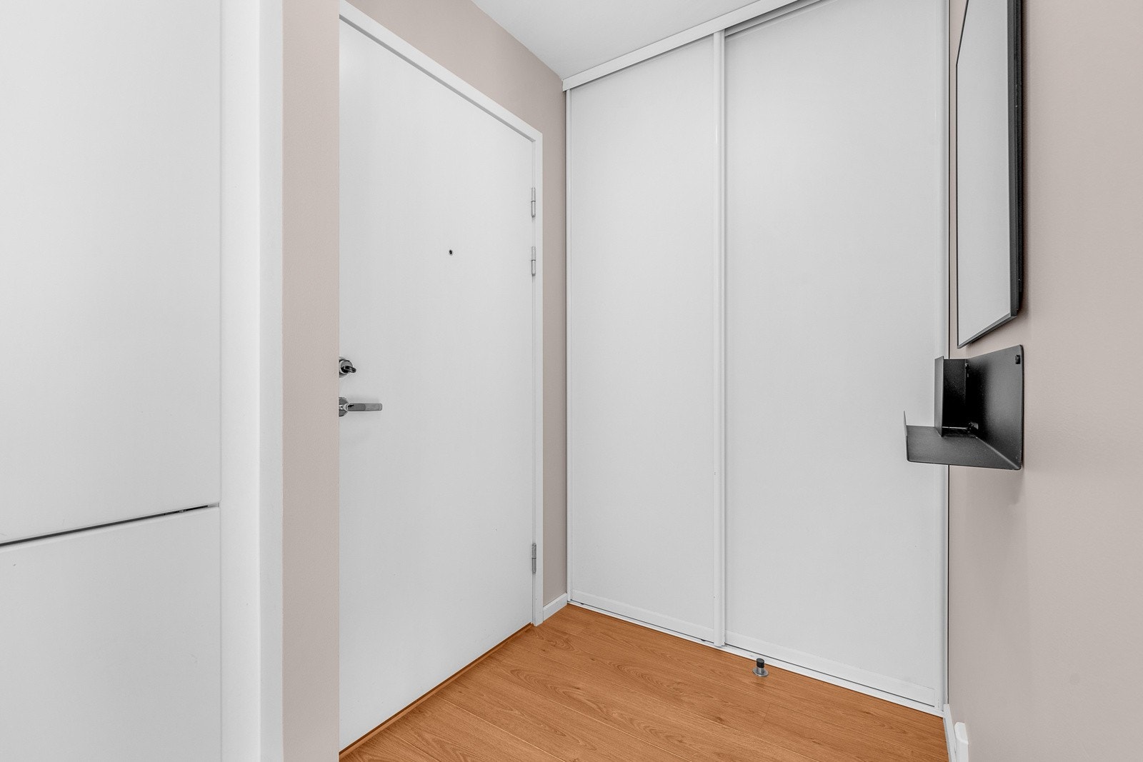 Entrè med skyvedørsgarderobe. Galleribilde