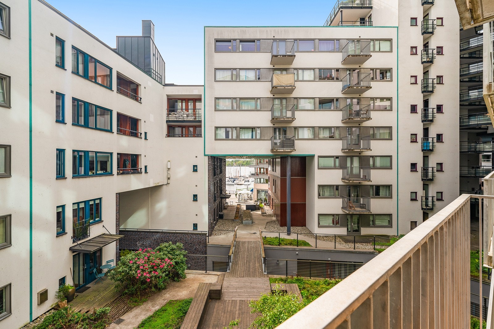 Utsyn mot vannet og fellesarealene. Galleribilde