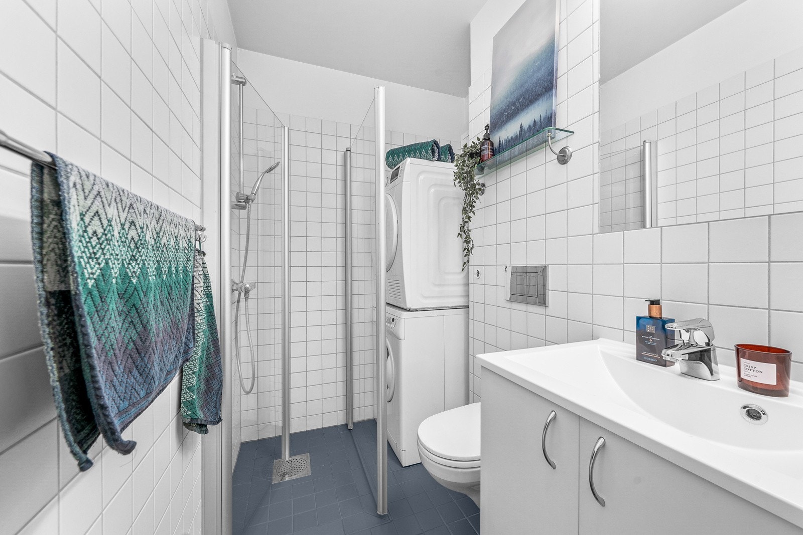 Effektivt bad med nisje til oppvaskmaskin og tørketrommel. Galleribilde