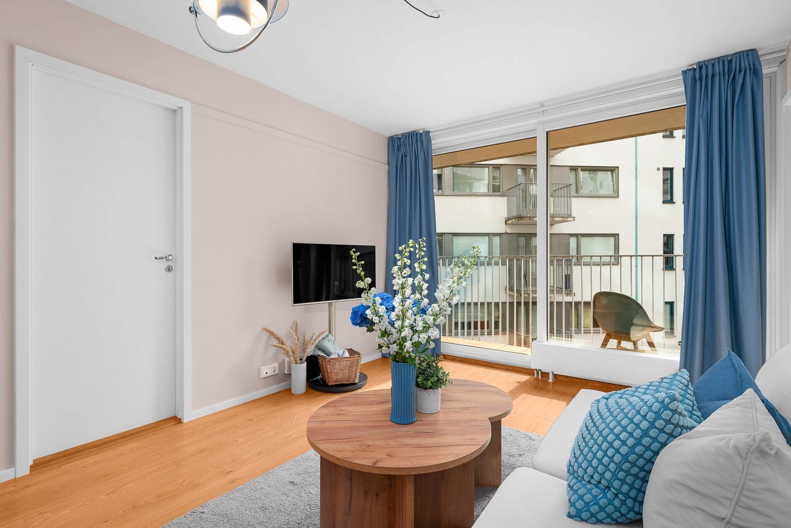 Store vindusflater i balkongdøren gir rikelig med naturlig lys. Galleribilde