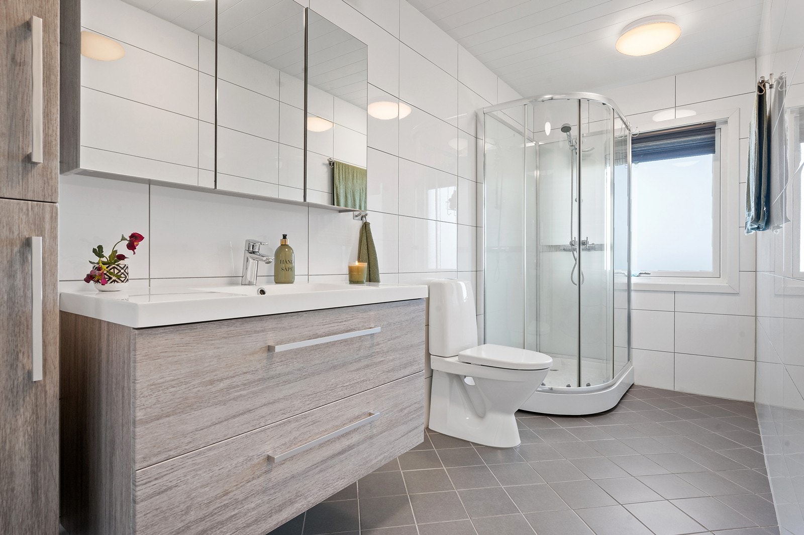 Bad i praktisk nærhet til soverommene Galleribilde