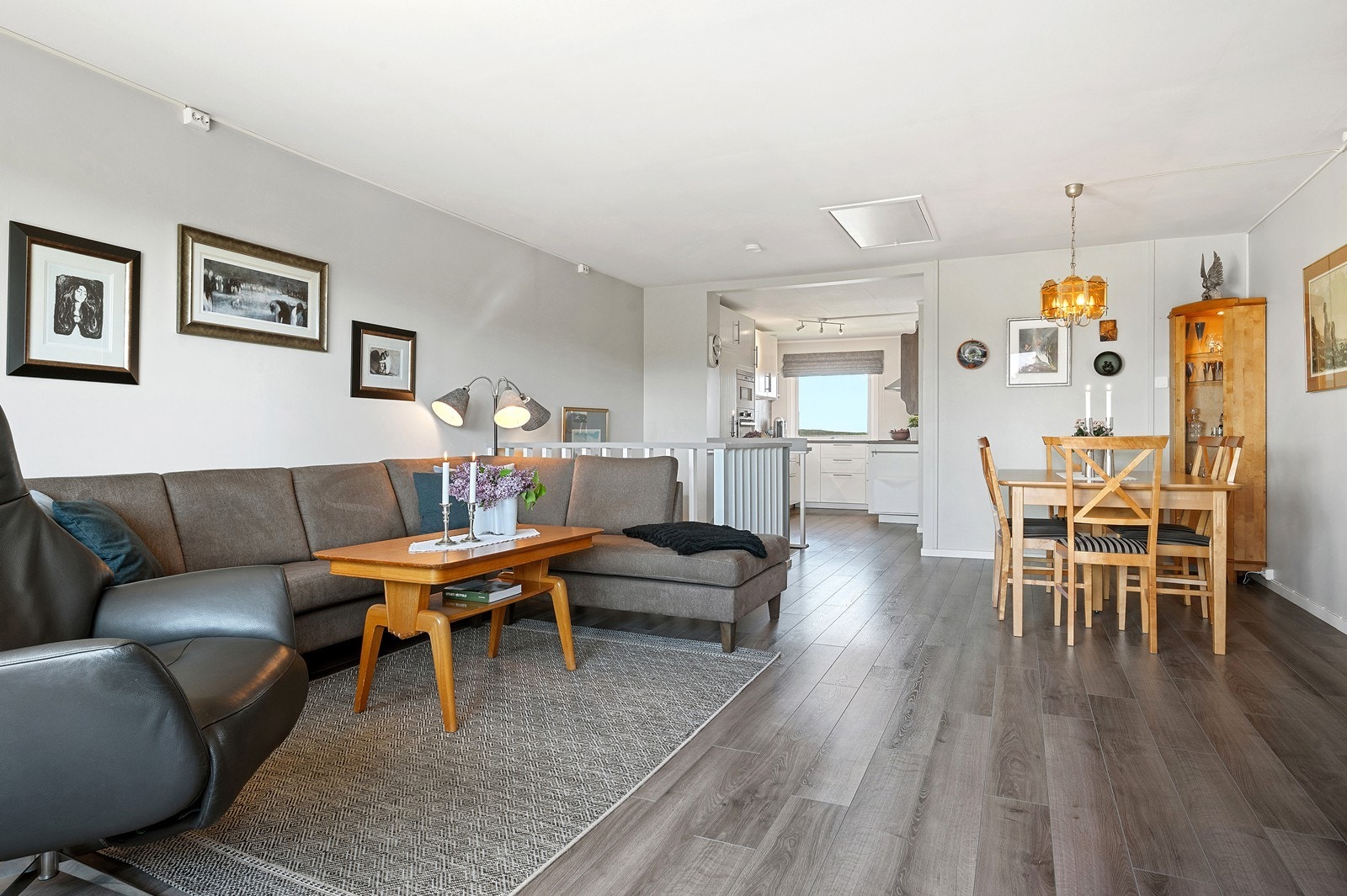 Stuen har god plass til både sofakrok og spisegruppe Galleribilde