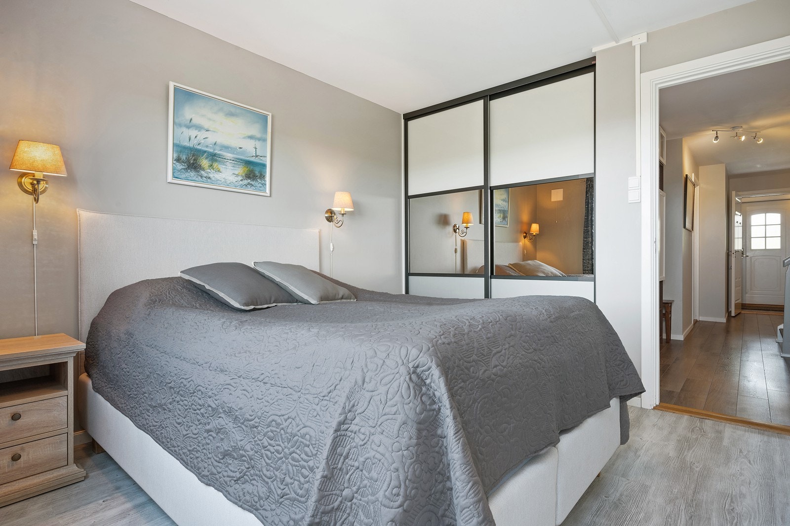 En romslig walk-in garderobe gjemt bak skyvedørene Galleribilde