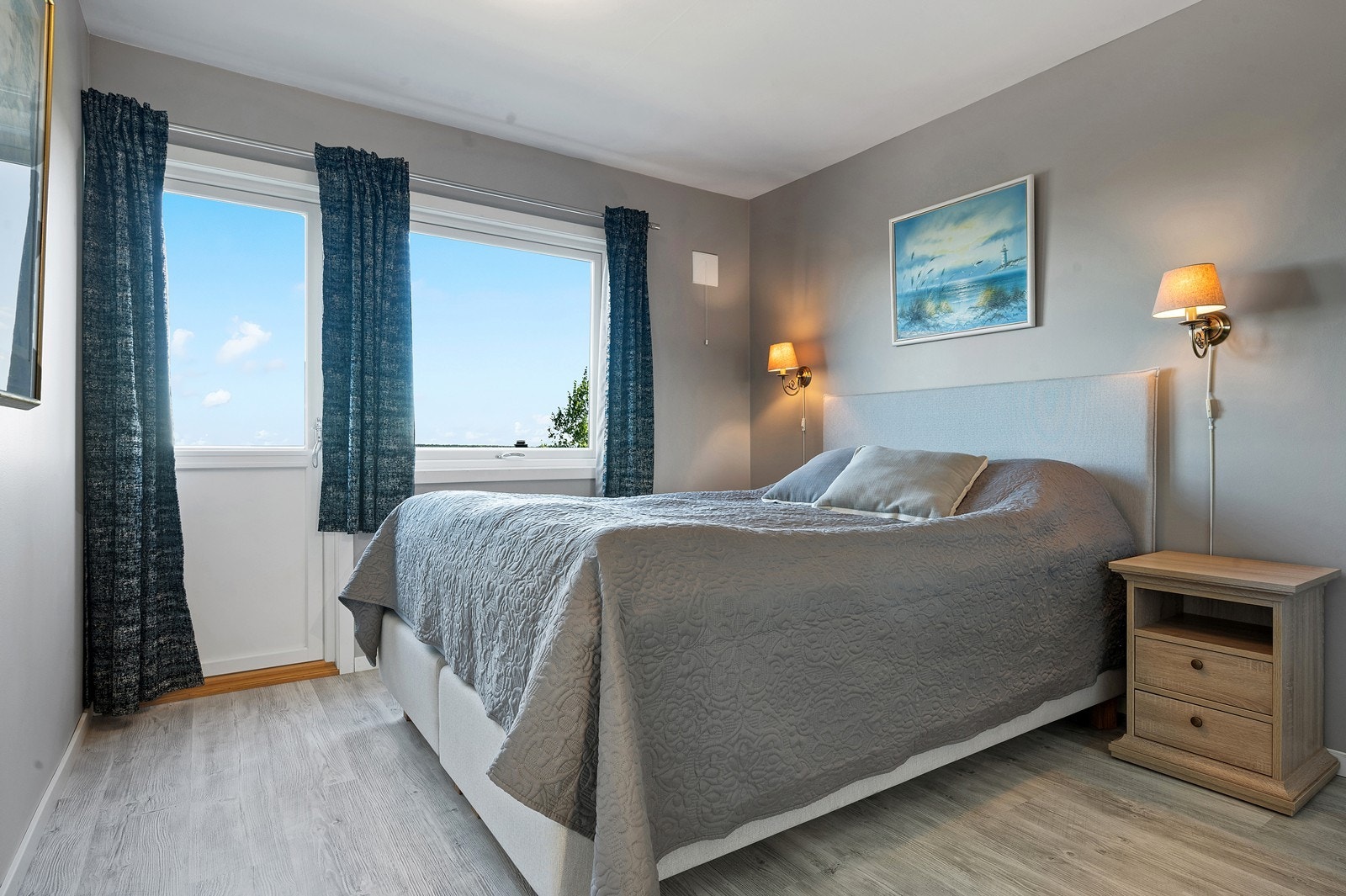 Hovedsoverom med egen balkong og langstrakt utsikt over nærområdet Galleribilde