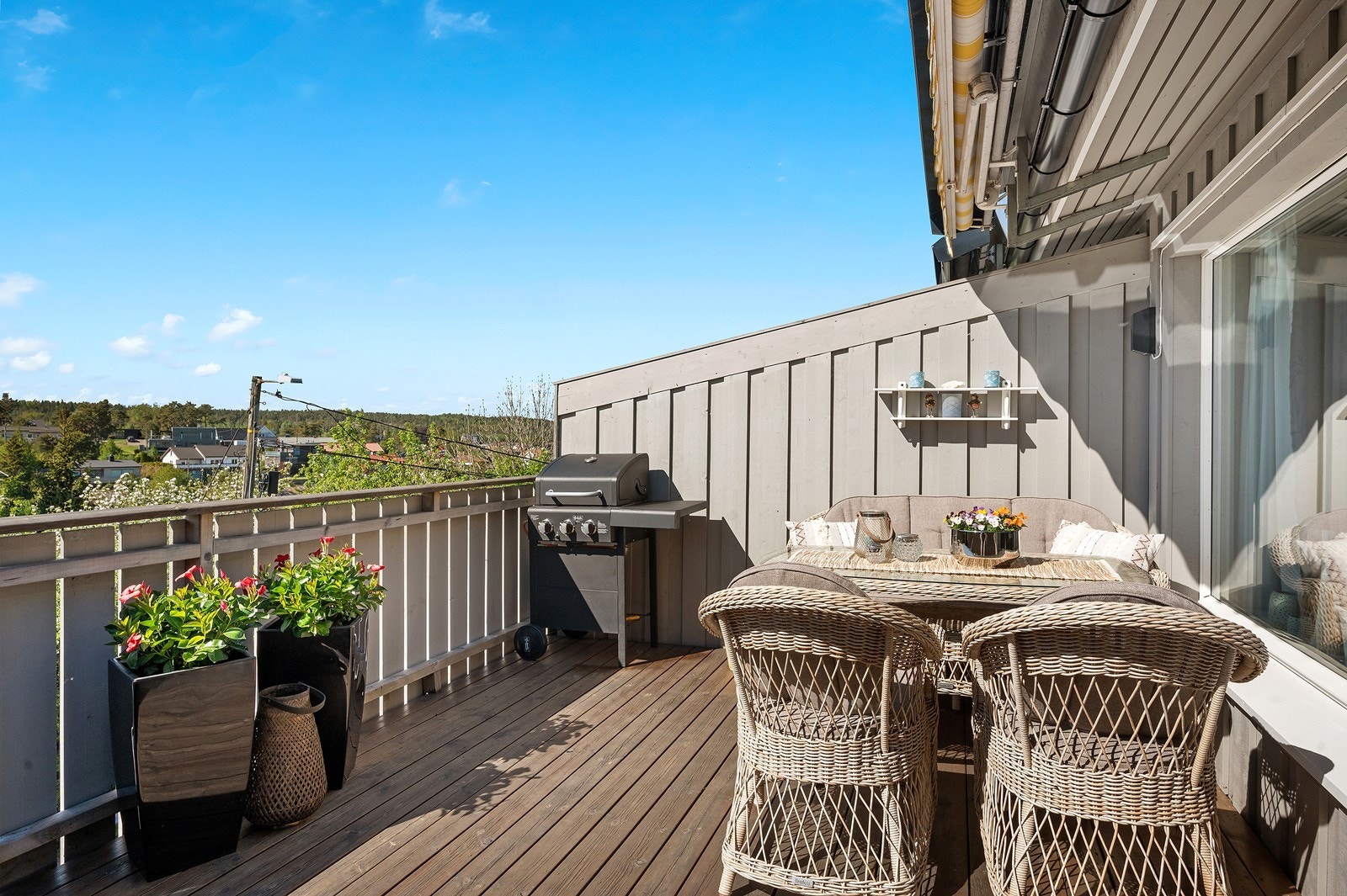 Vestvendt uteplass - her nytes solen til langt på kveld Galleribilde