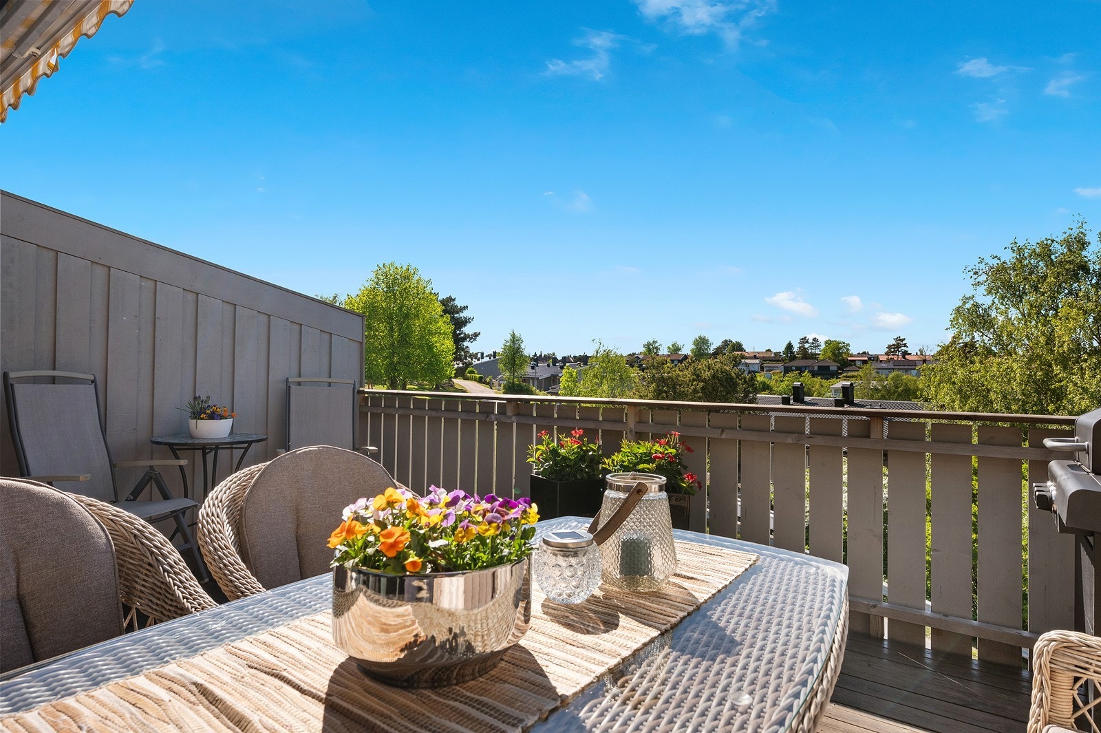 Solrik vestvendt veranda på 16 kvm - perfekt for grillkvelder og avslapning i ettermiddagssola Galleribilde