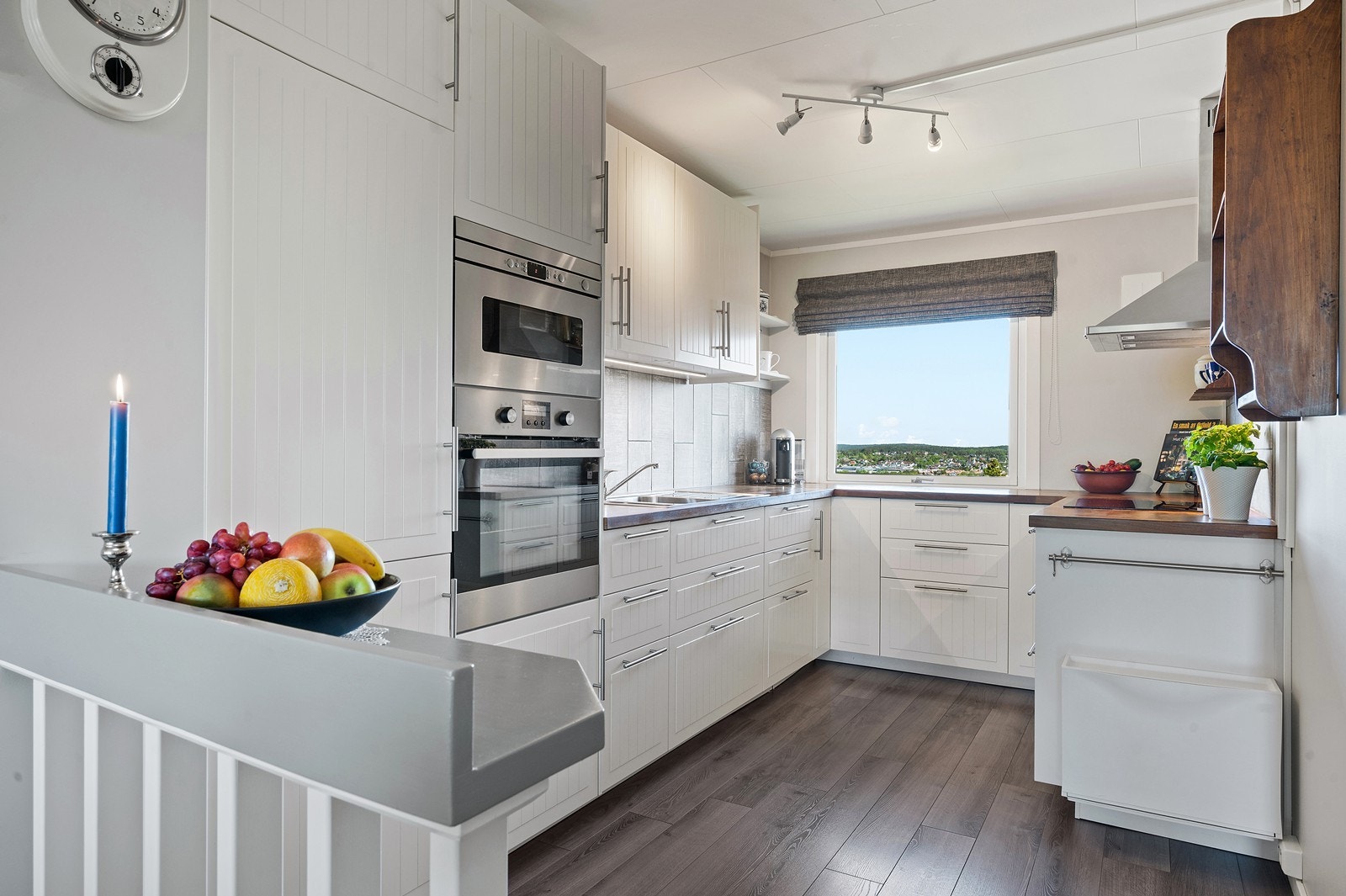 Klassisk kjøkken med hvite profilerte fronter og integrerte hvitevarer Galleribilde