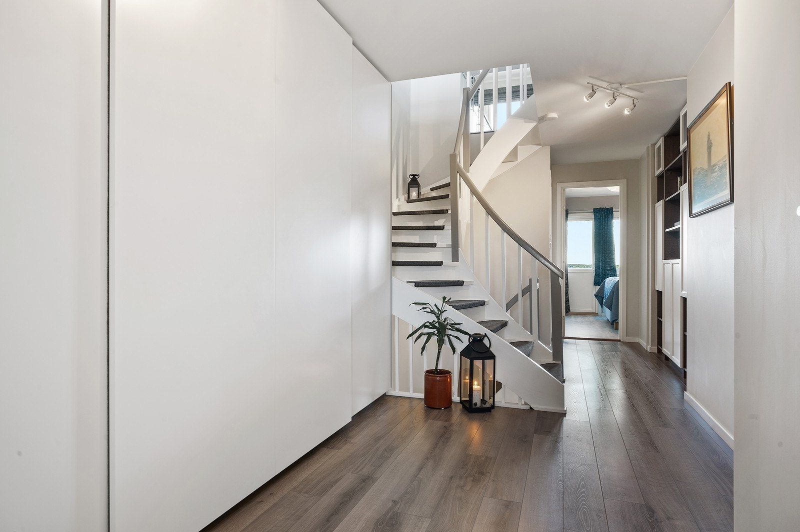 Smart oppbevaring og god lagringsplass i flere etasjer Galleribilde