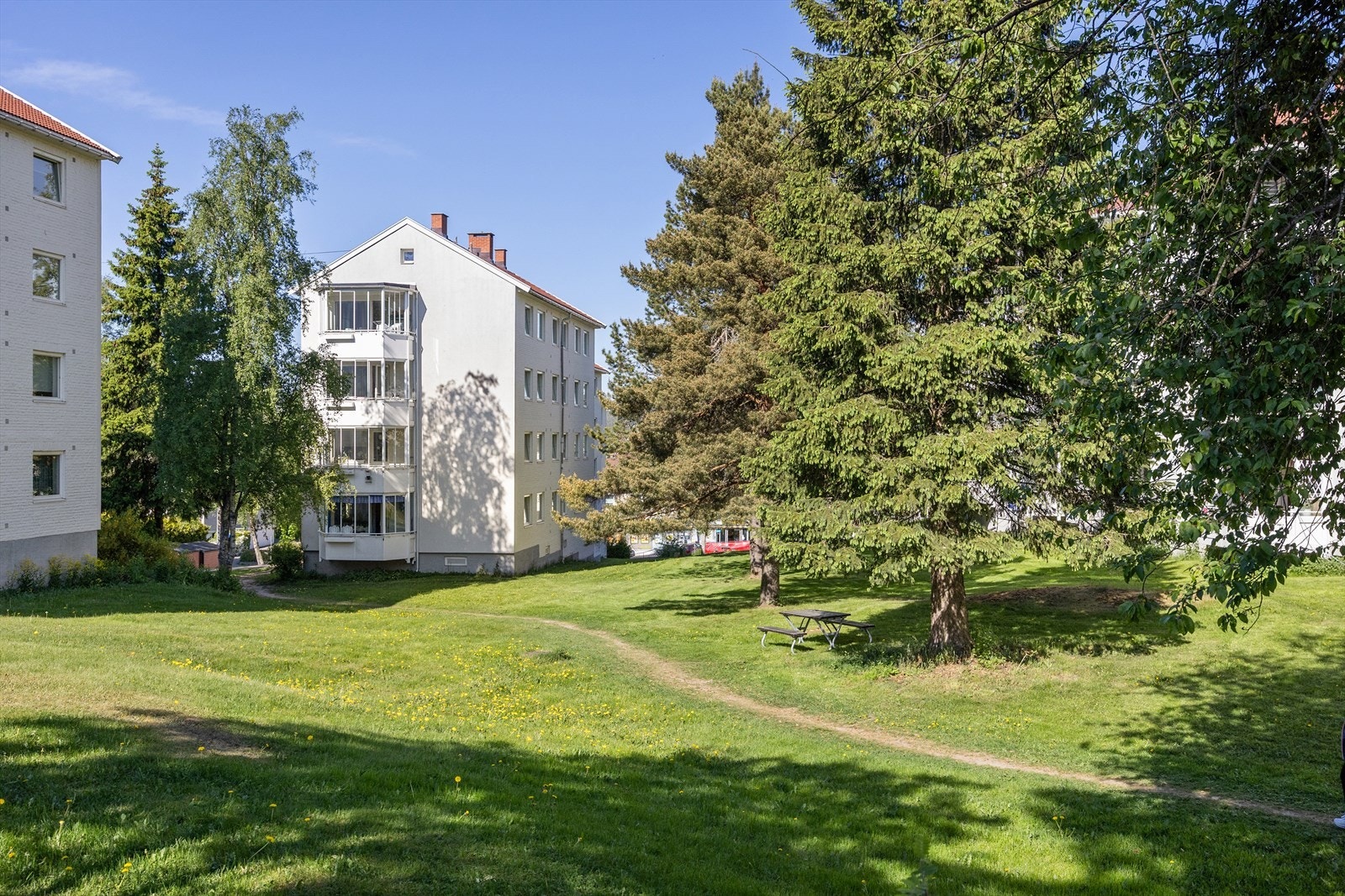 Her er det også hyggelige sittegrupper og god plass for både lek og rekreasjon. Her kan beboerne nyte solrike dager i rolige omgivelser. Galleribilde