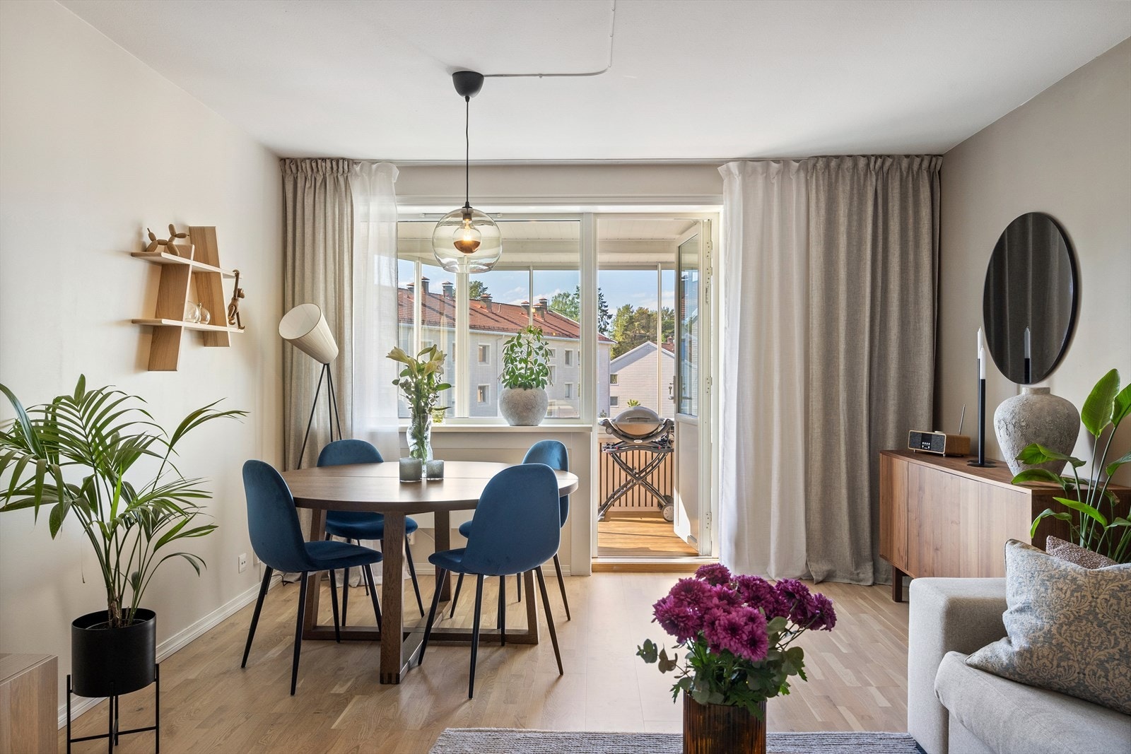 Stuen er lys og luftig med store vindusflater som sørger for rikelig med innslipp av naturlig lys. Galleribilde