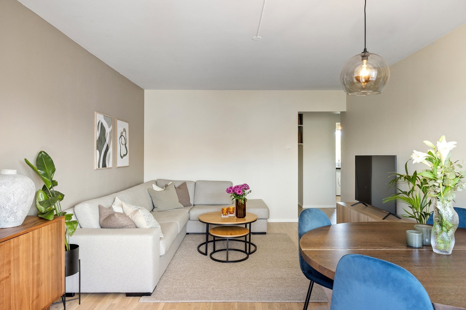 Leiligheten har glatte, malte flater som gir et rent uttrykk og gjør det enkelt å sette sitt eget preg på boligen. Galleribilde