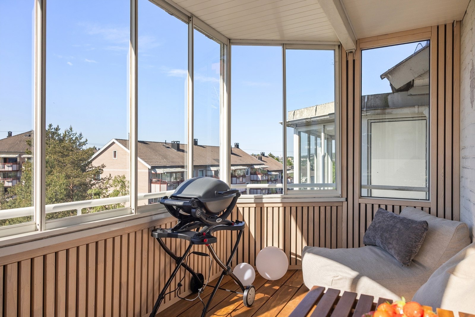 Her kan du enkelt innrede med komfortable utemøbler, frodig beplantning og en gassgrill - perfekt for hyggelige stunder med familie og venner gjennom hele sesongen. Galleribilde