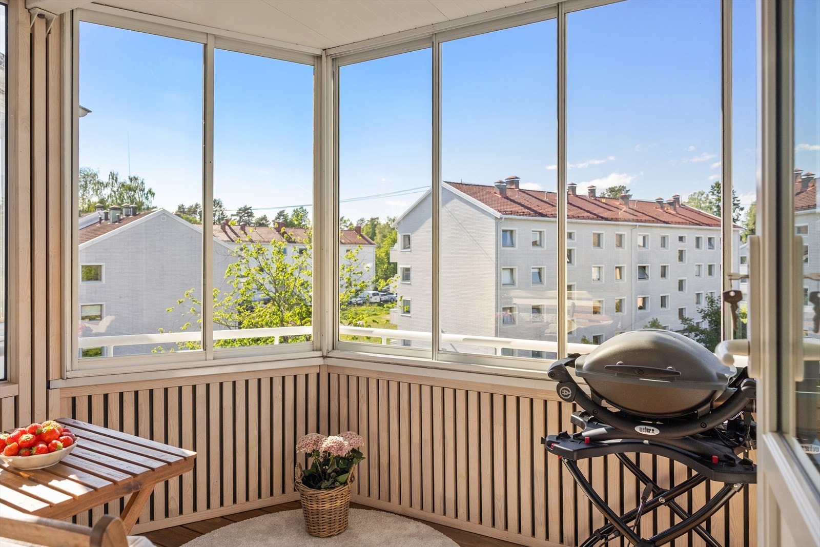 Balkongen fungerer som en naturlig forlengelse av stuen, spesielt i vår- og sommerhalvåret, og gir et lyst og skjermet uteområde uansett vær. Galleribilde