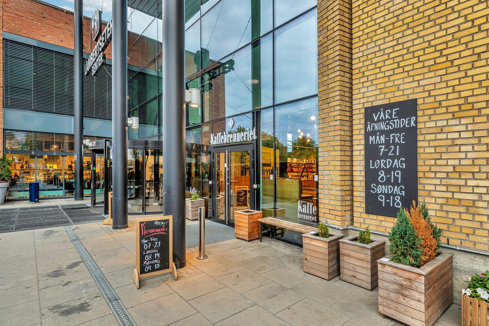 Senteret byr på dagligvare, shopping, vinmonopol, kaféer med mer. Galleribilde