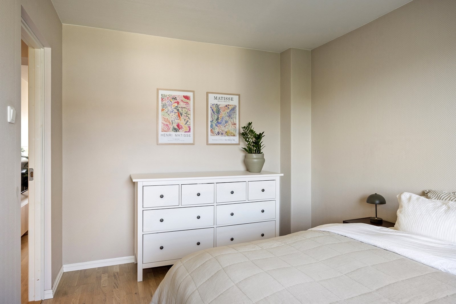 De lune fargevalgene på veggene, sammen med store vindusflater, skaper en lys og behagelig atmosfære. Galleribilde