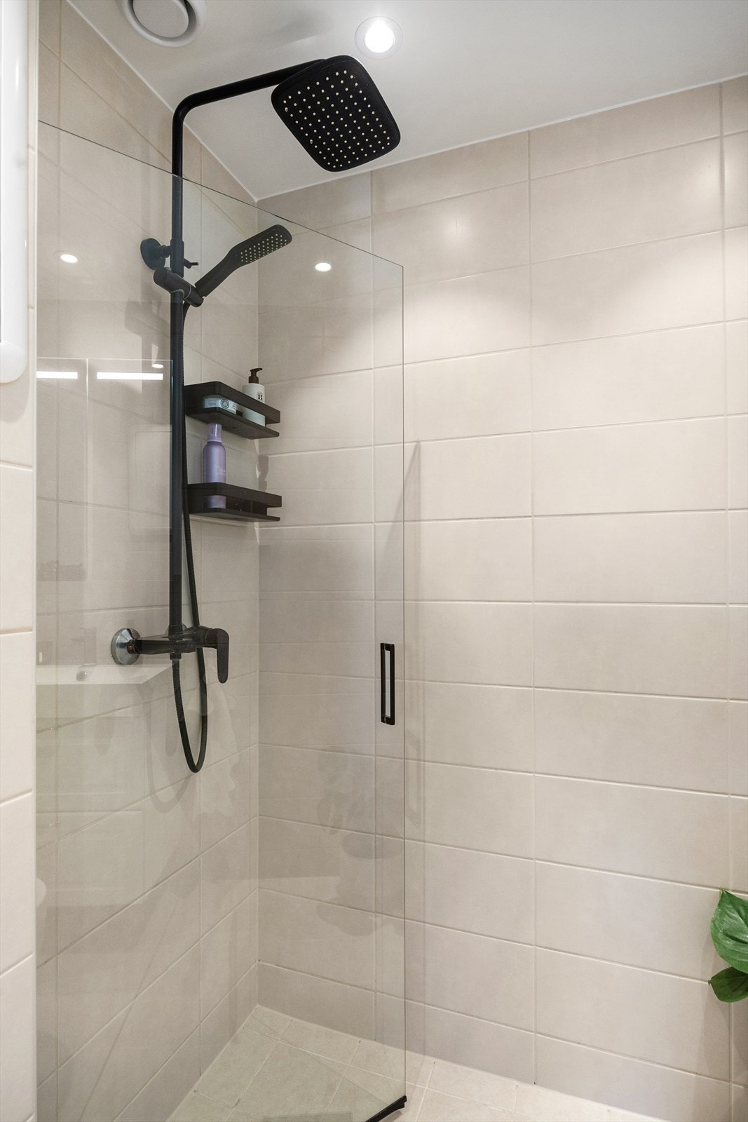 Badet har nedsenket dusjhjørne med rett svingdør. Galleribilde