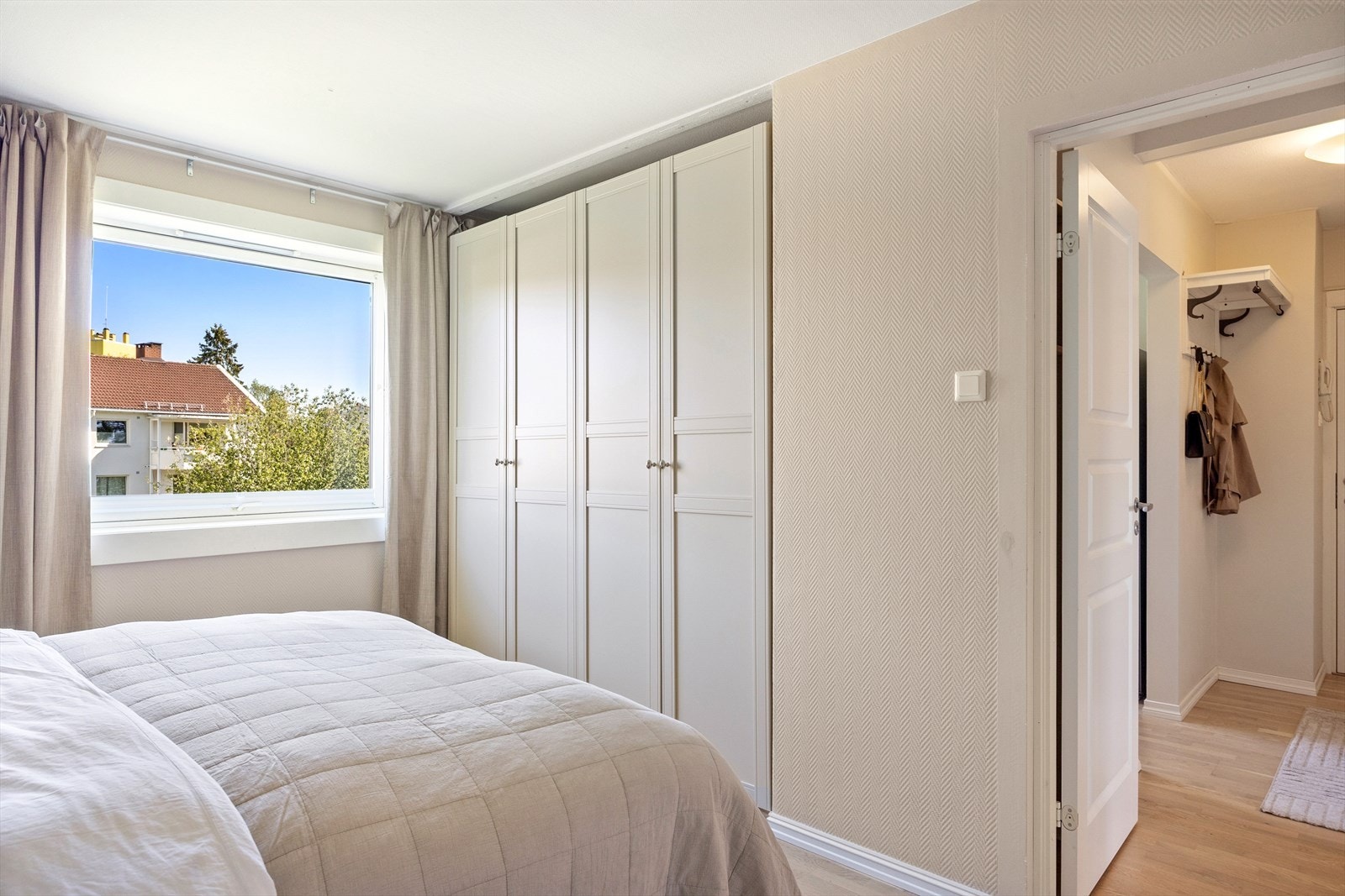 Rommet har også rikelig med oppbevaringsplass i et romslig garderobeskap. Galleribilde