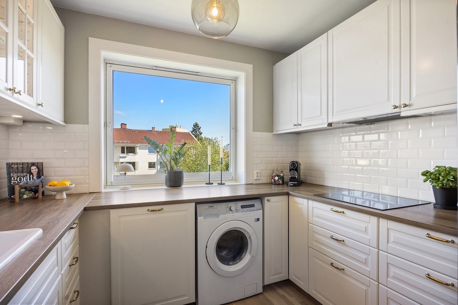 Moderne IKEA-kjøkken fra 2019 med god skap- og benkeplass. Galleribilde