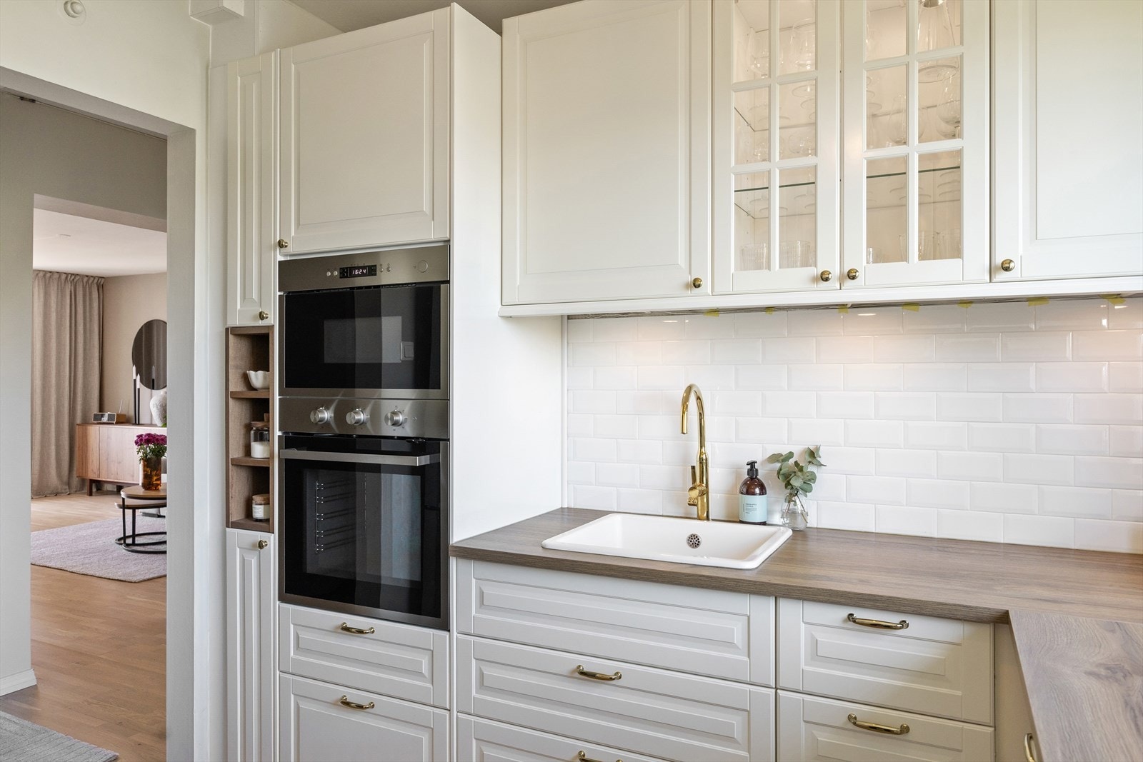 Integrerte hvitevarer inkluderer induksjonstopp, stekeovn, mikro, oppvaskmaskin, samt frittstående kjøle-/fryseskap. Galleribilde