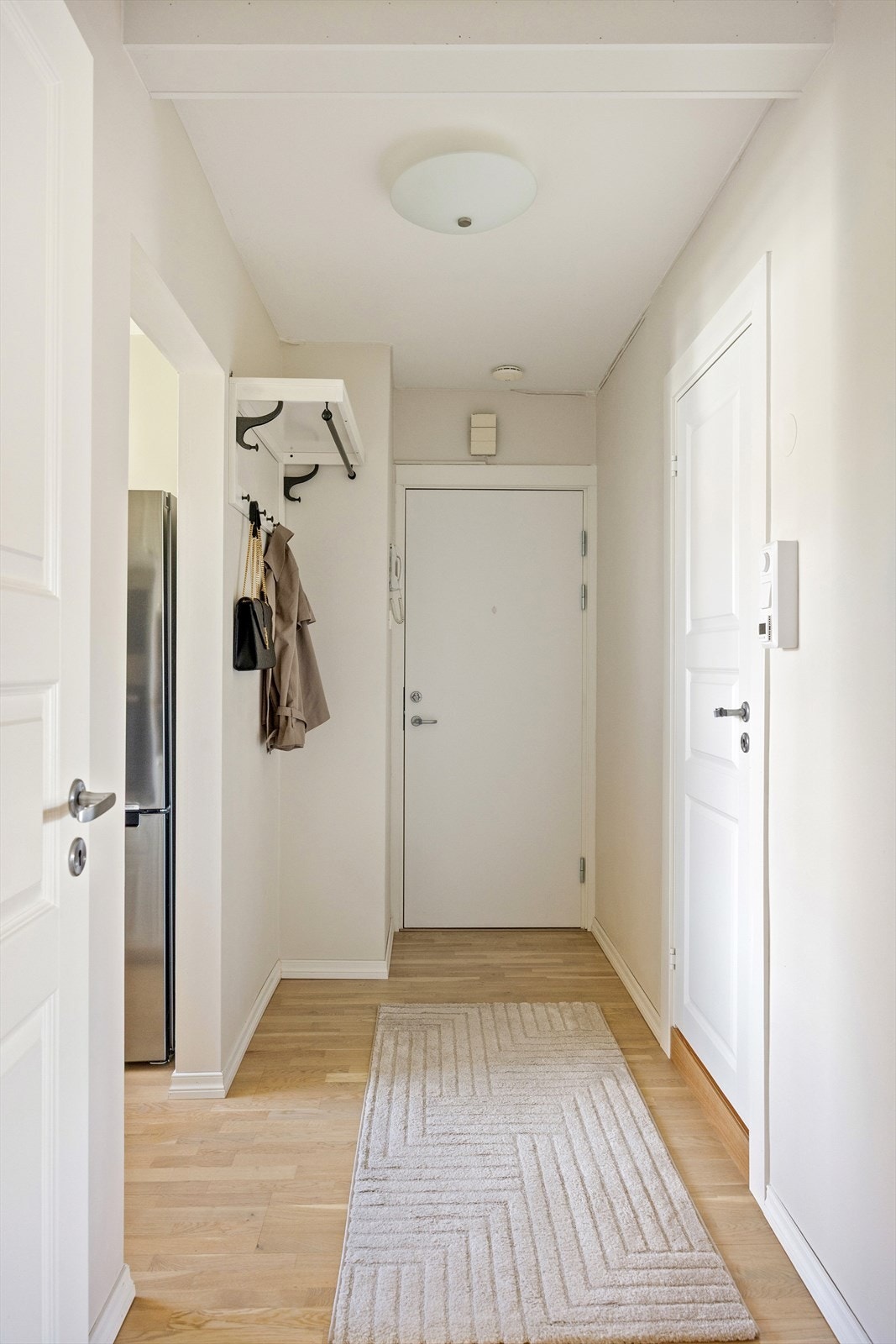 Ny inngangsdør ble montert i 2023, arbeid utført i regi av borettslaget. Galleribilde