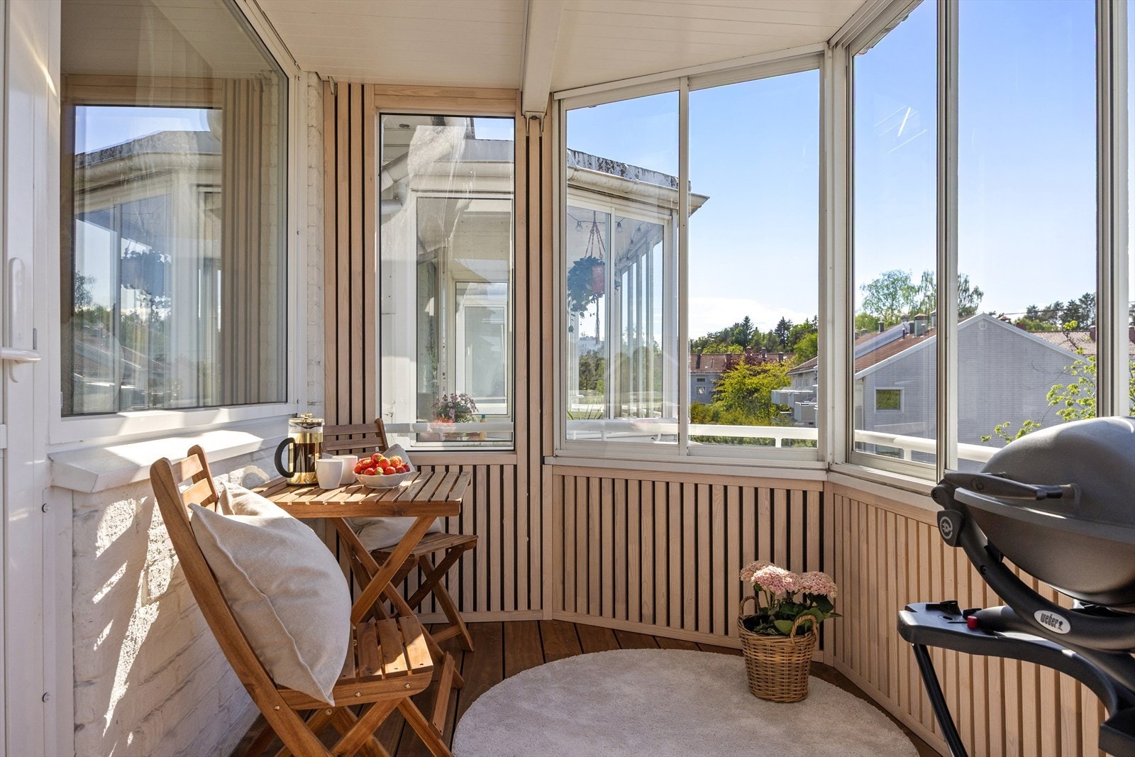 Balkongen gir også ekstra romfølelse og bidrar til å skape en lun og privat uteoase. Galleribilde