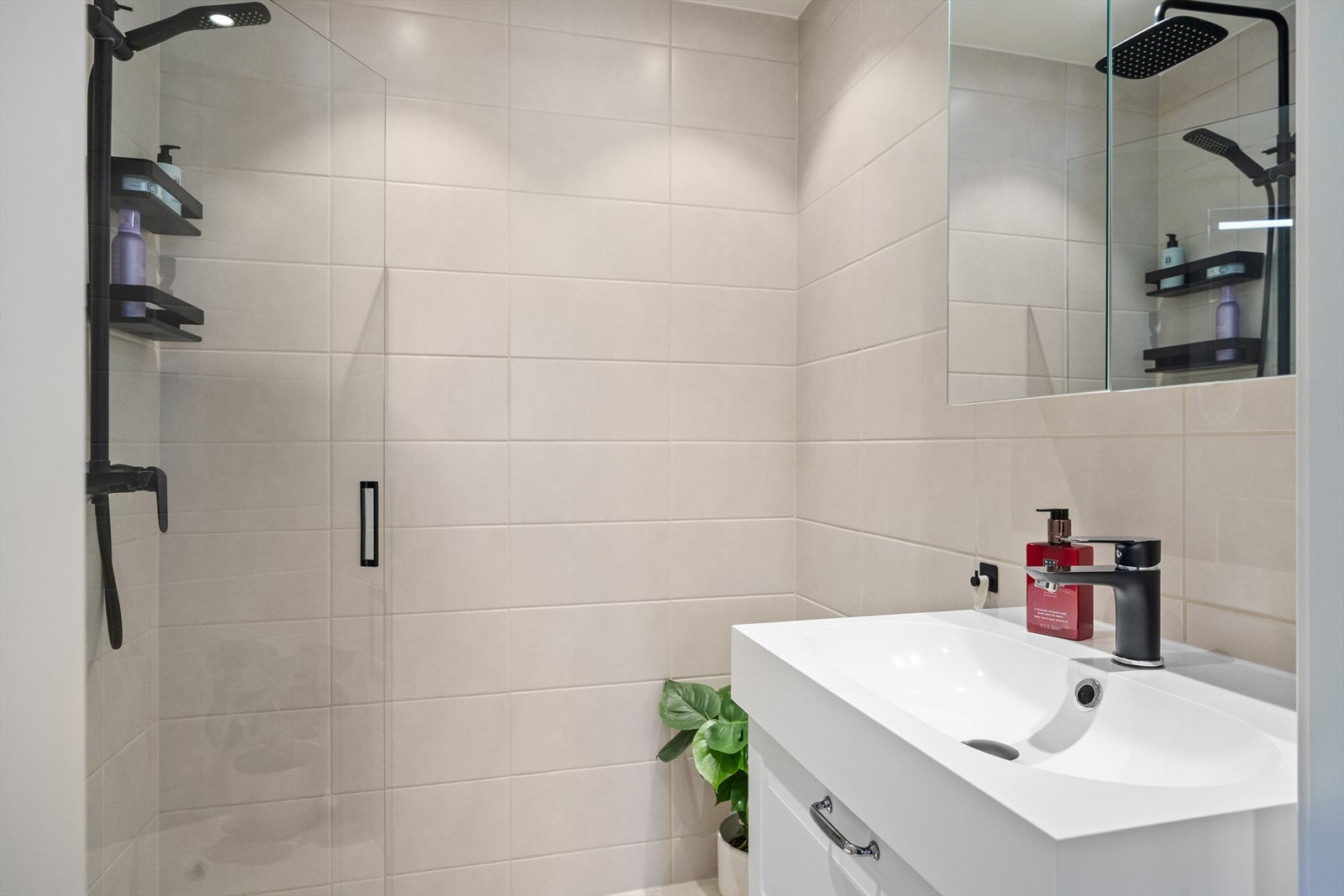 Stilrent, flislagt bad oppusset i 2024 av borettslaget, med downlights i taket og gulvvarme. Galleribilde