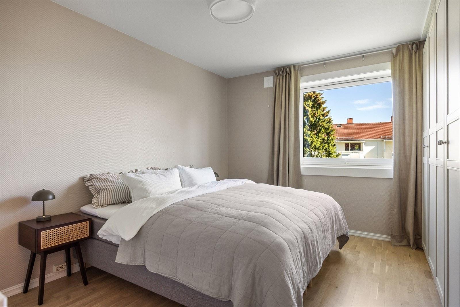 Soverommet er romslig, med plass til dobbeltseng, nattbord og tilhørende møbler. Galleribilde