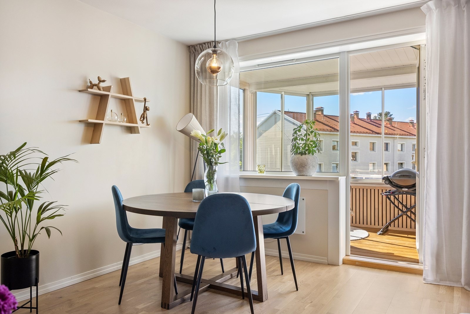 Boligen har vinduer og balkongdører fra 2011. Galleribilde